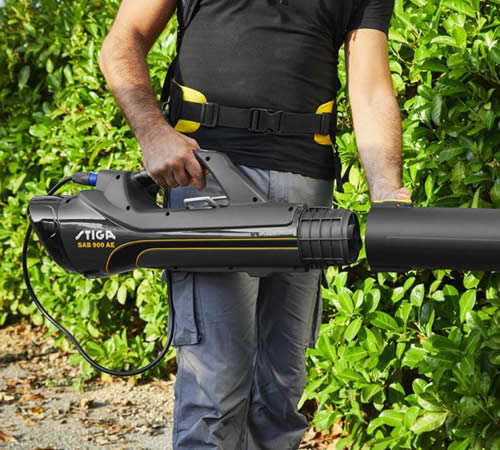 stiga_sbl900ae_blower_lifestyle2 - Mowers Online Stiga SBL900AE leaf blower held by operator.
