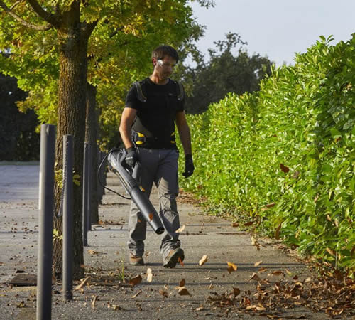 stiga_sbl900ae_blower_lifestyle3 - Mowers Online Man using Stiga SBL900AE leaf blower