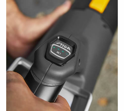 stiga_sbl900ae_blower_lifestyle4 - Mowers Online STIGA SBL900AE handheld leaf blower trigger detail