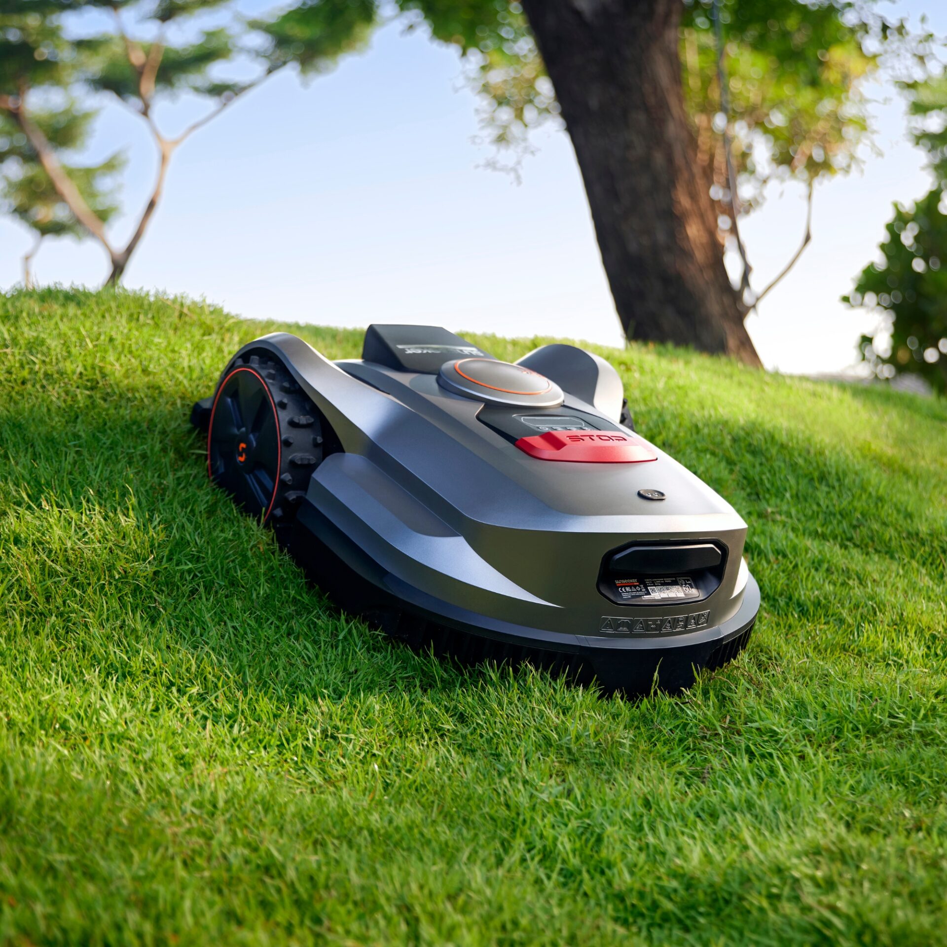 f0tqicikyrd.jpg - Mowers Online Robotic lawn mower on grass