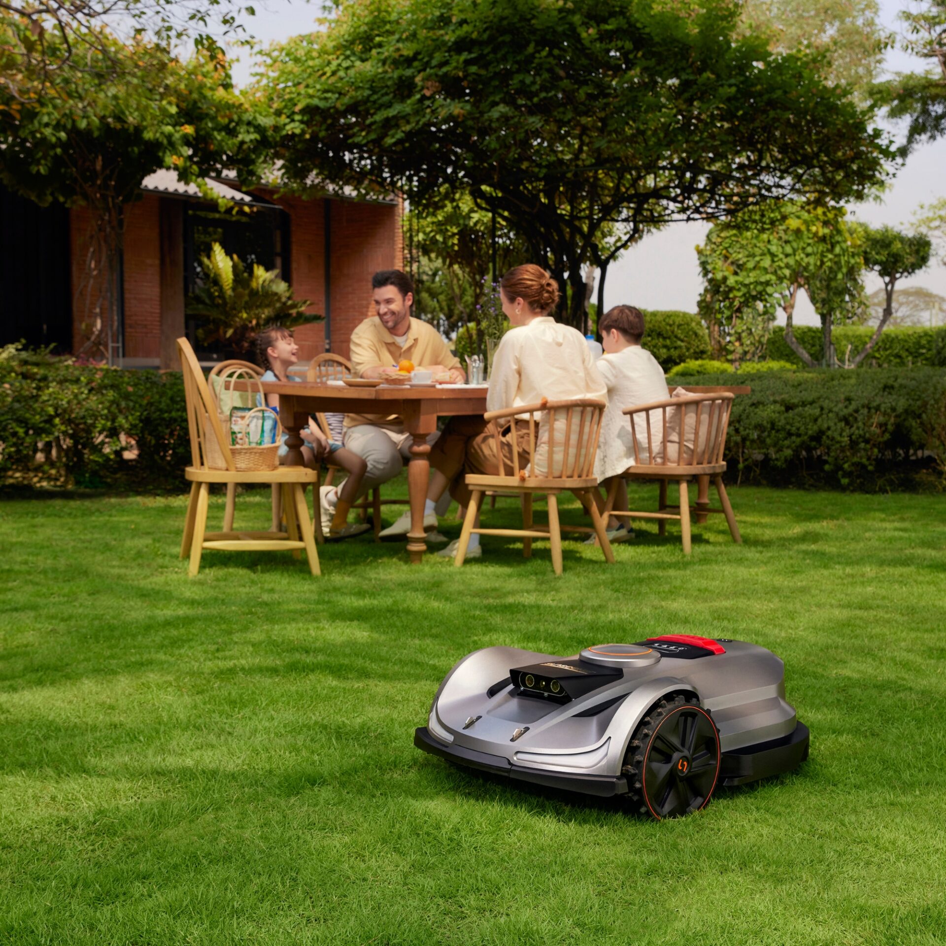 fvi33ysm5da.jpg - Mowers Online Robotic lawn mower on grass lawn
