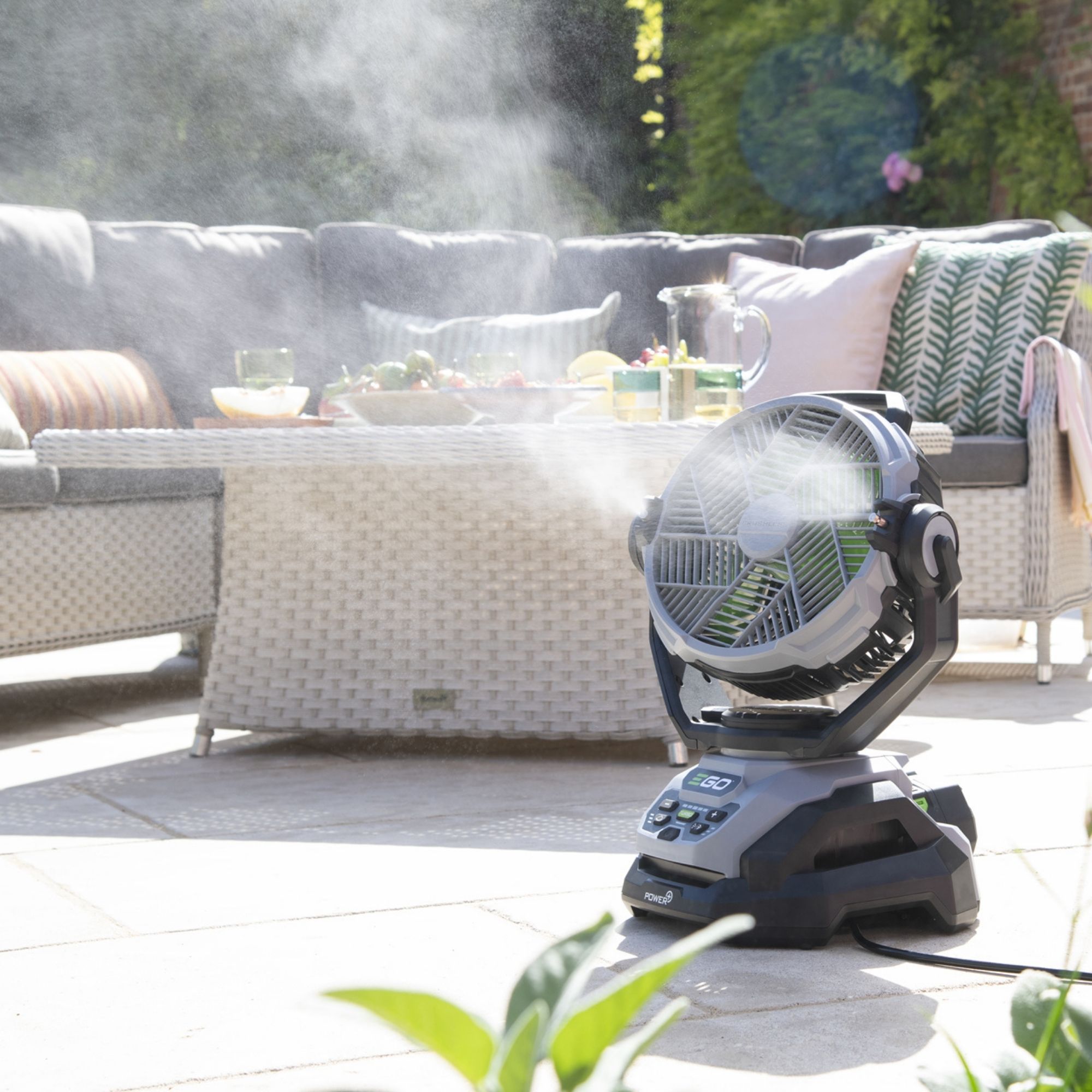 0a4zbqq3qua.jpg - Mowers Online Oscillating pedestal fan with remote control