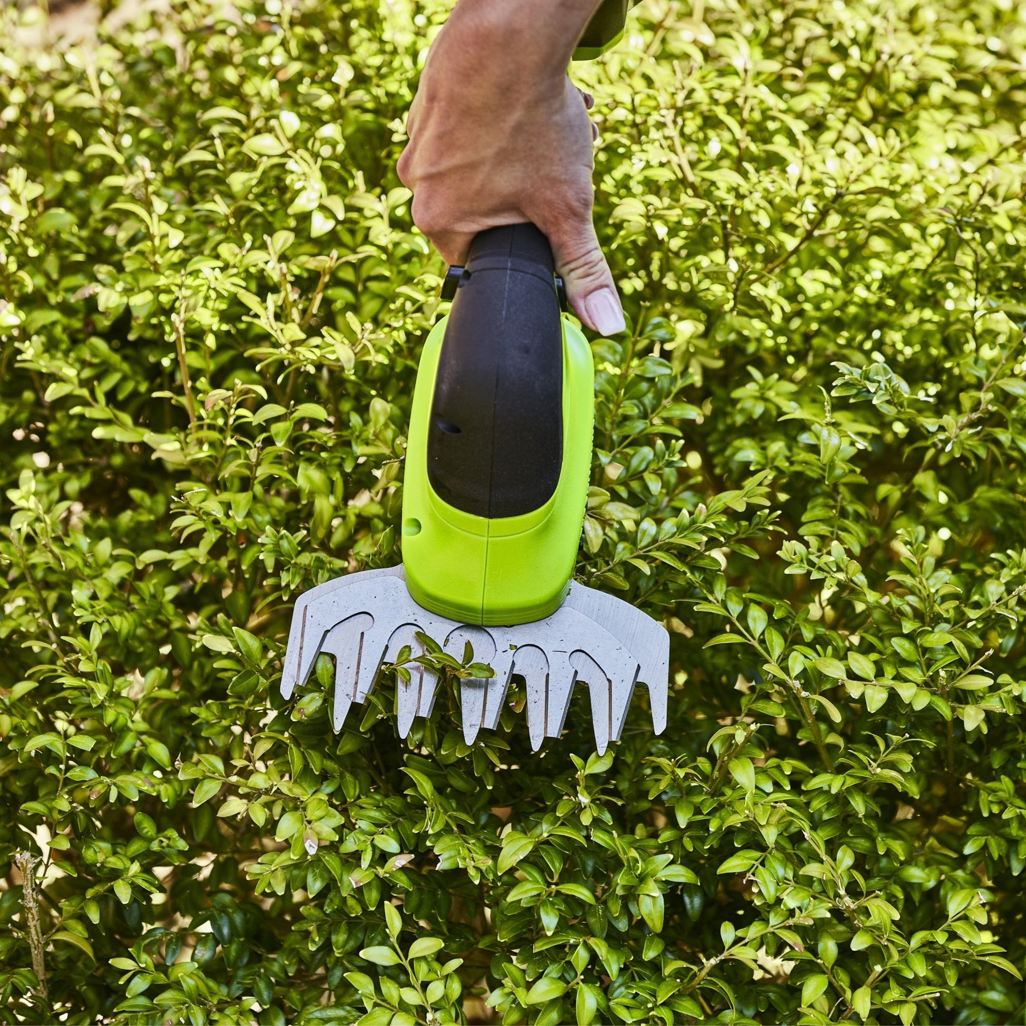 0eslnp2qkwd.jpg - Mowers Online Hand-held garden hedge trimmer tool