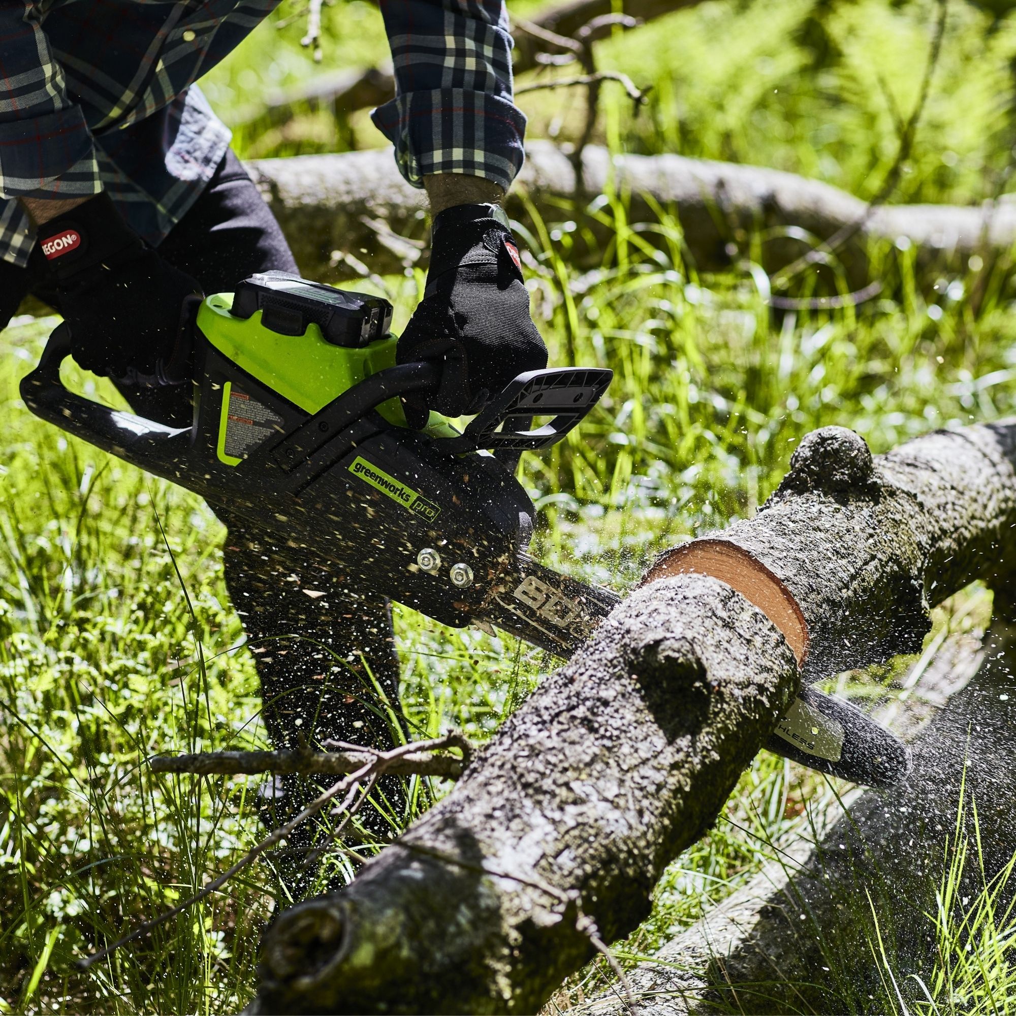 2sbmjkv443x.jpg - Mowers Online Chainsaw cutting through fallen log on grass