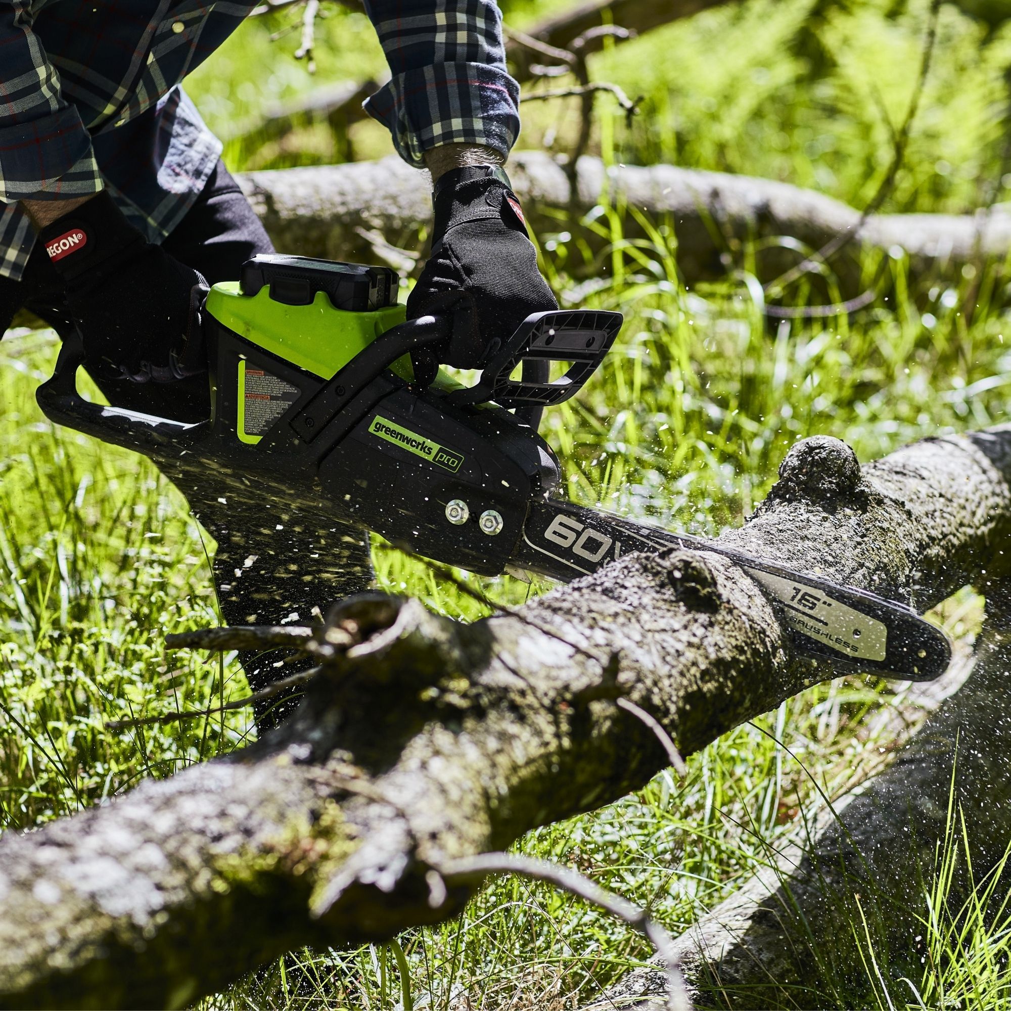 3hltch4s053.jpg - Mowers Online Chainsaw cutting through fallen log outdoors