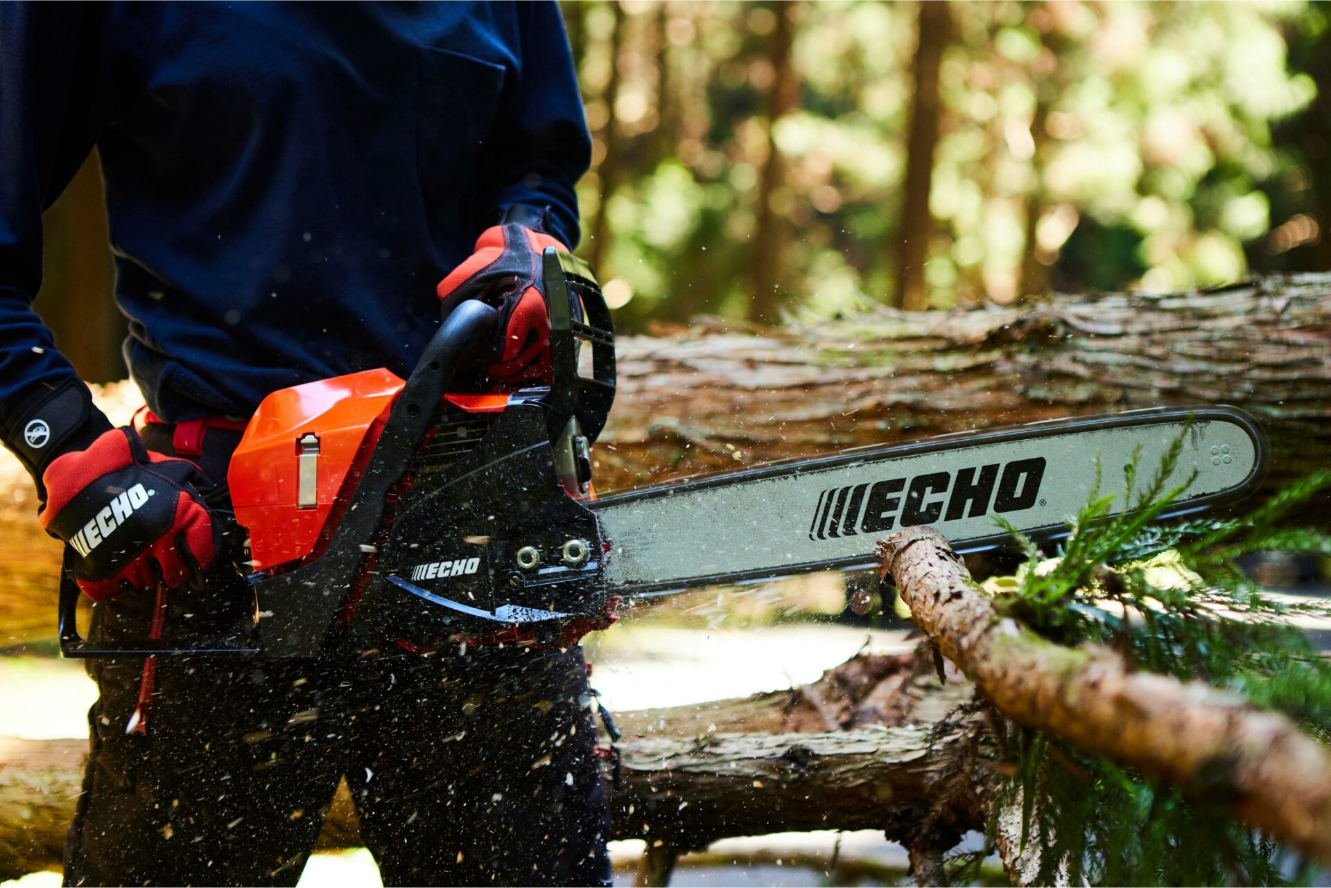 3vbdpxuqemh.jpg - Mowers Online Person operating ECHO chainsaw cutting wood log