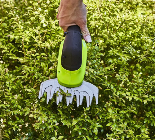 4pf3lbcov3j.jpg - Mowers Online Hand-held garden hedge trimmer with comb teeth.