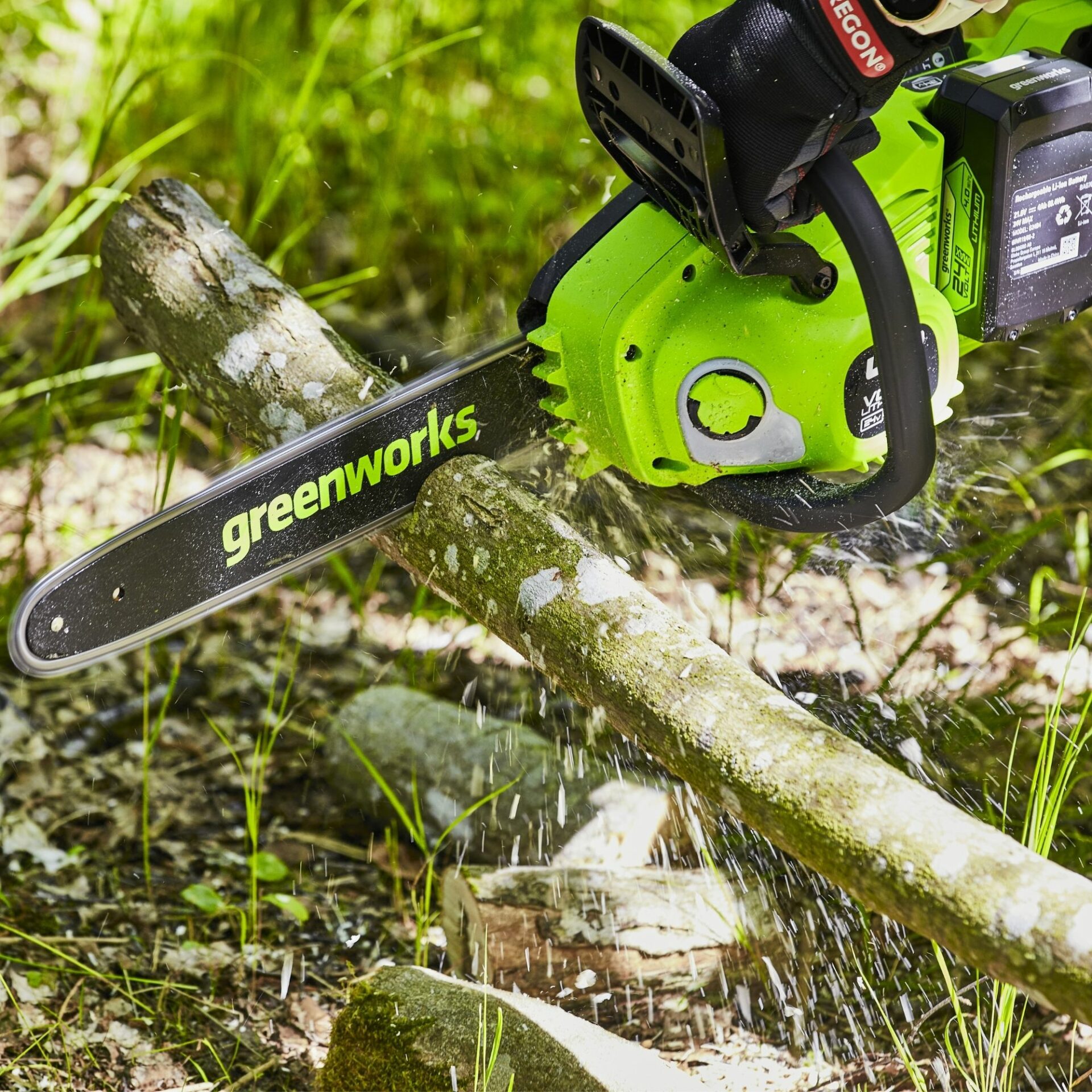 5w5zw4gywgy.jpg - Mowers Online Greenworks electric chainsaw cutting through branch