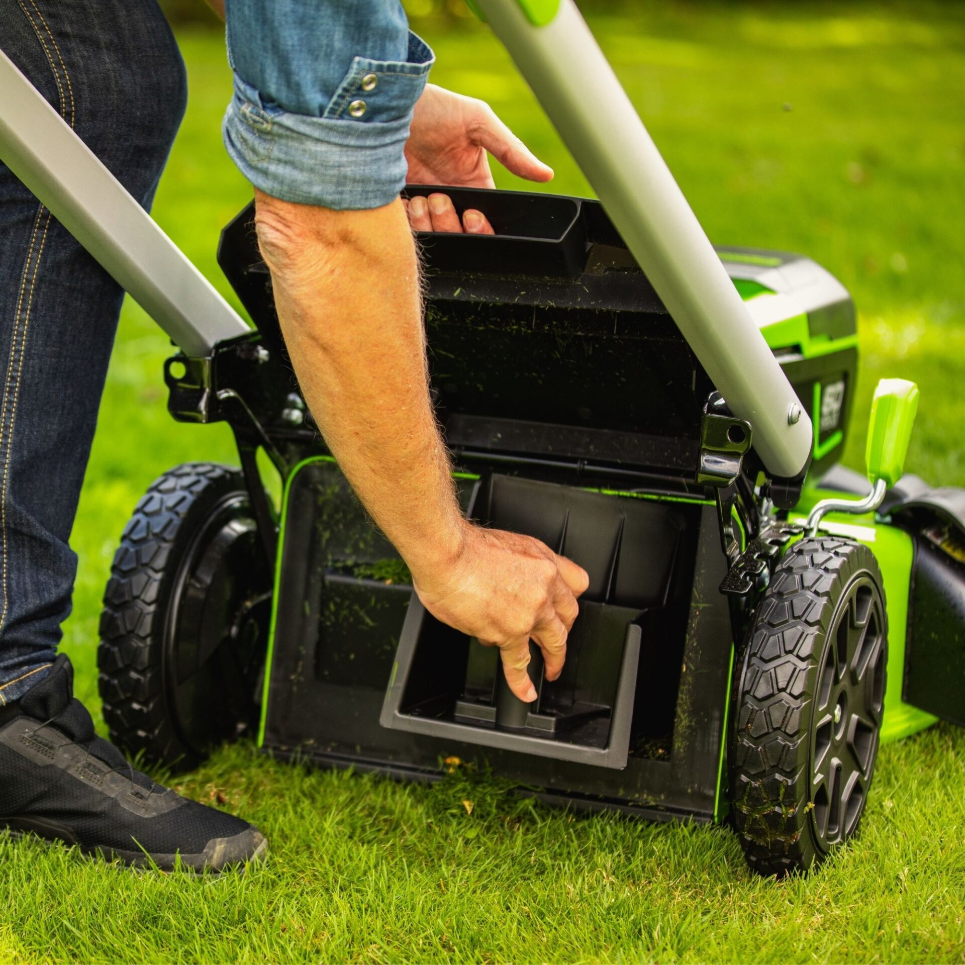 a1zuixkl43c.jpg - Mowers Online Person opening grass collection bag on lawn mower