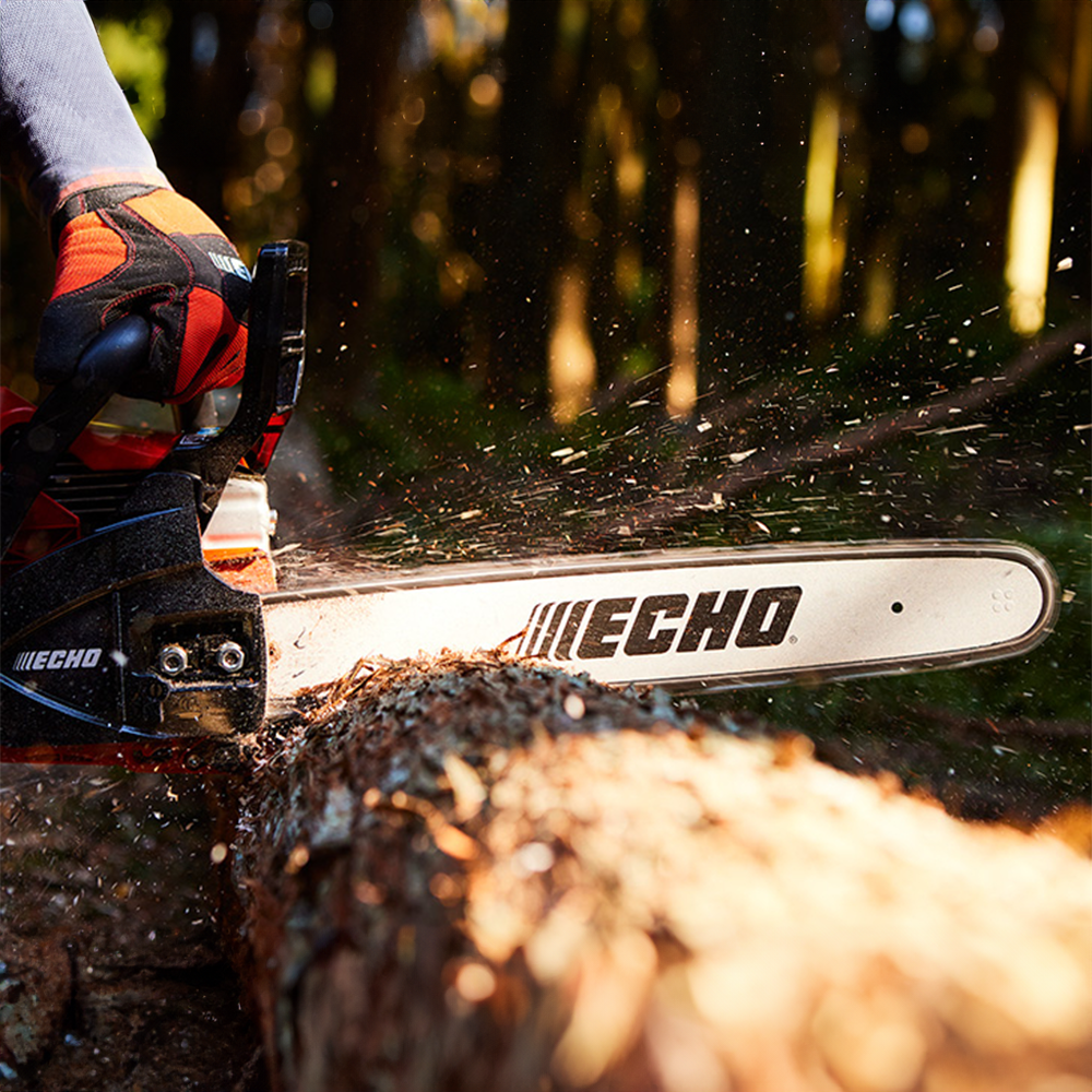 d10svugilni.png - Mowers Online Echo chainsaw cutting through log
