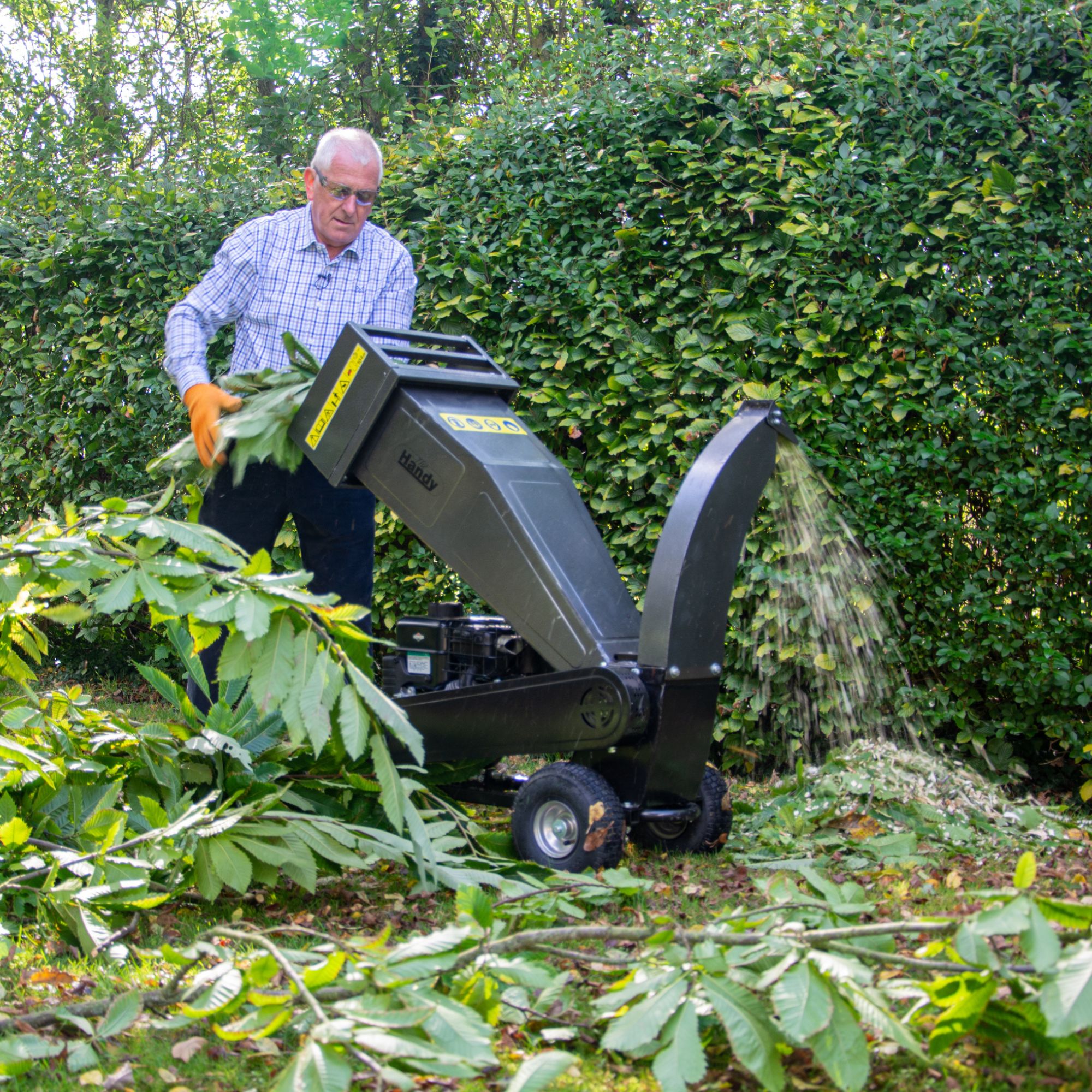 d2co3riwuho.jpg - Mowers Online Man operating garden wood chipper machine