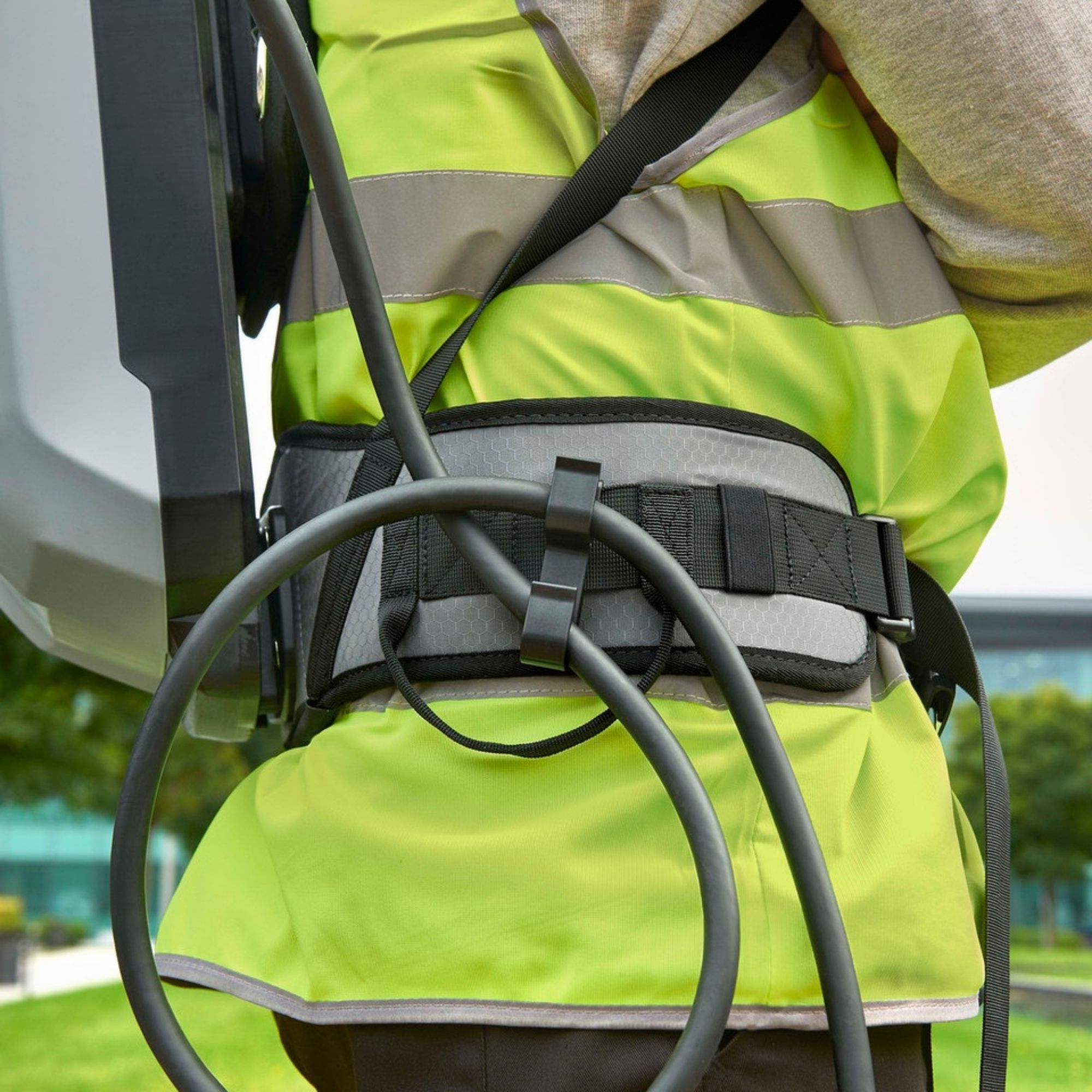 dakil5sybst.jpg - Mowers Online Worker wearing safety vest holding coiled extension cord