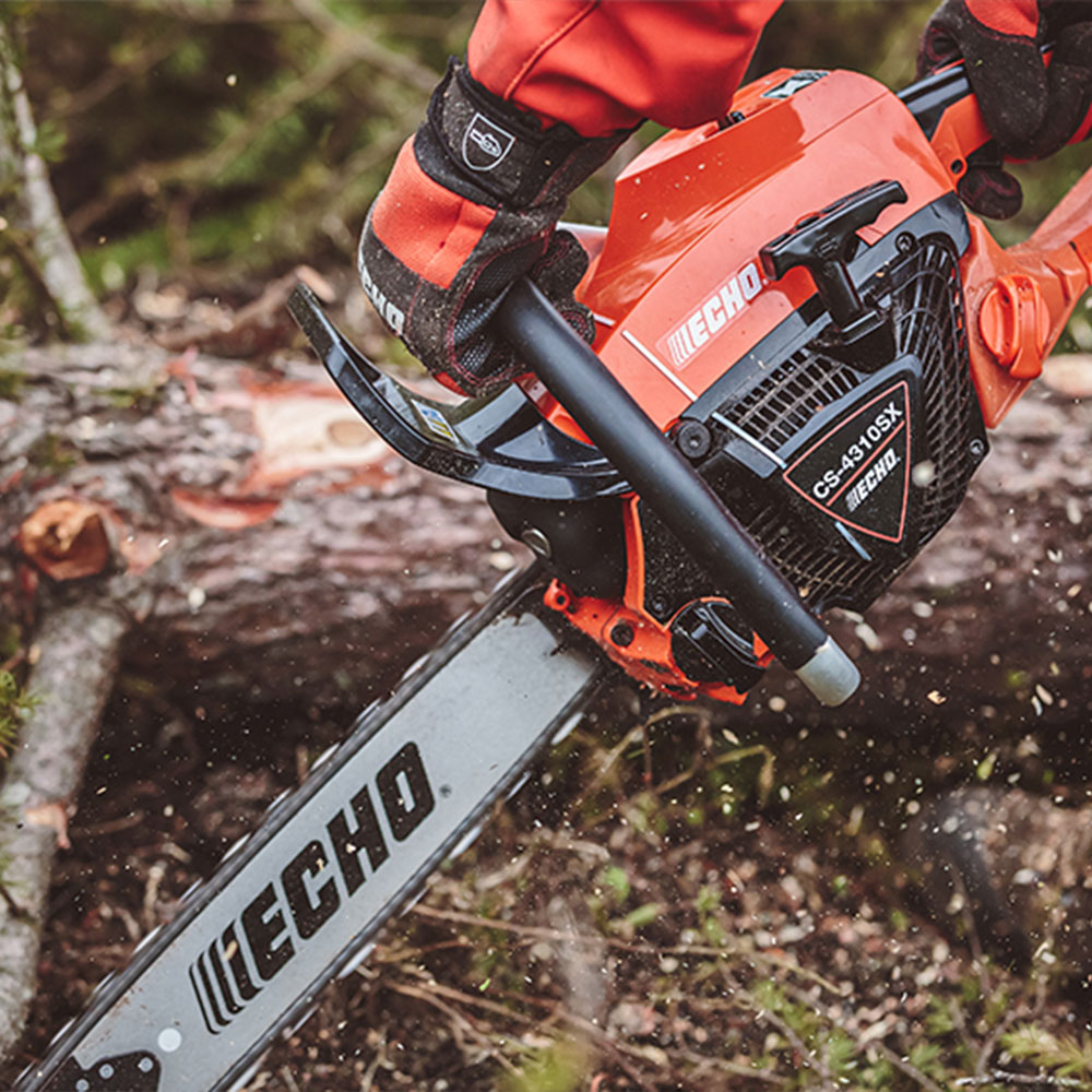 dqgwcmff1rw.jpg - Mowers Online Echo gas-powered chainsaw with red engine housing