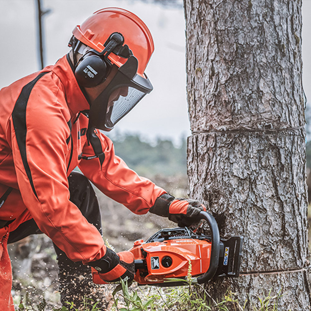 g3rzzwlaup3.jpg - Mowers Online Arborist using chainsaw to fell tree