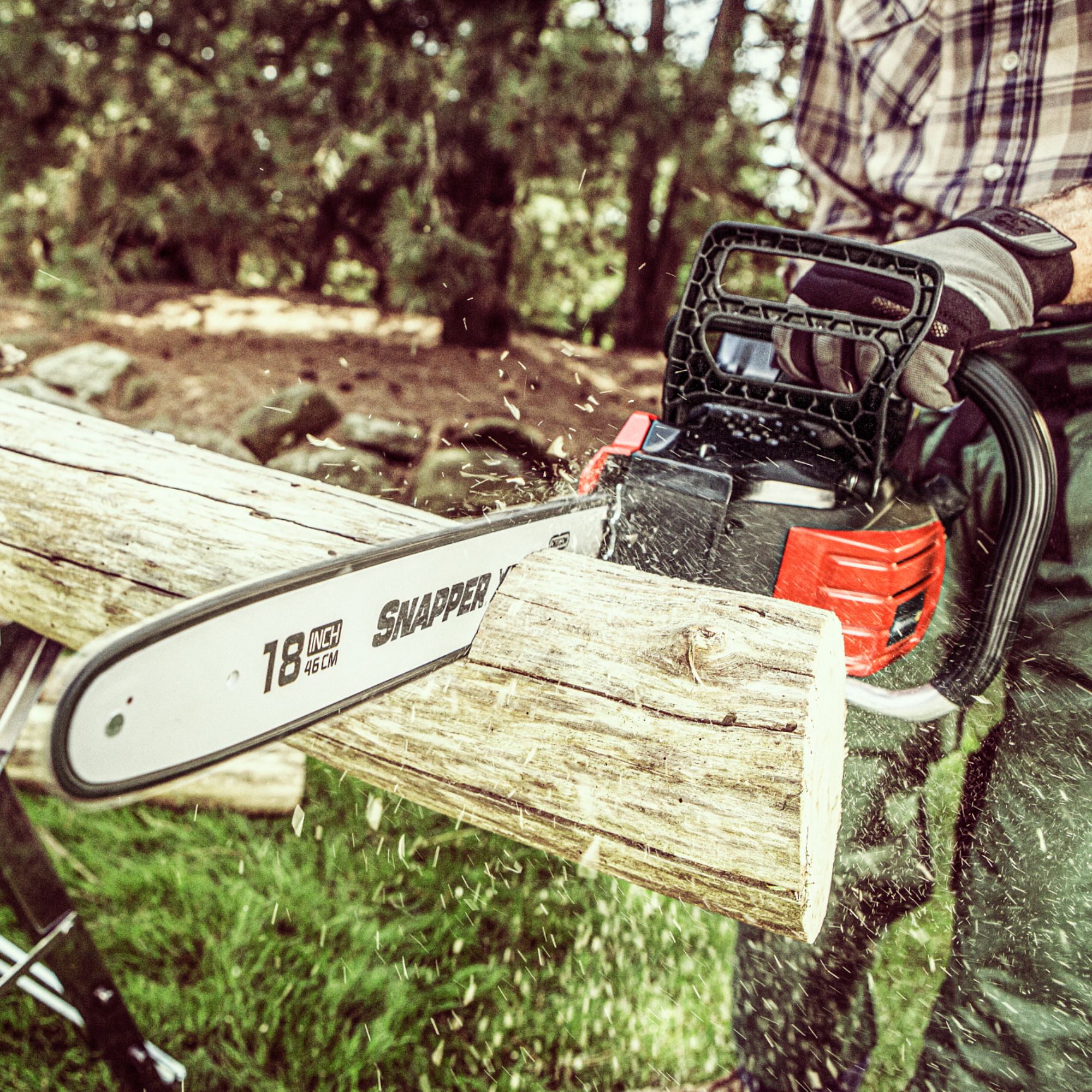 hkp0mc5r0br.jpg - Mowers Online Snapper chainsaw on wooden log