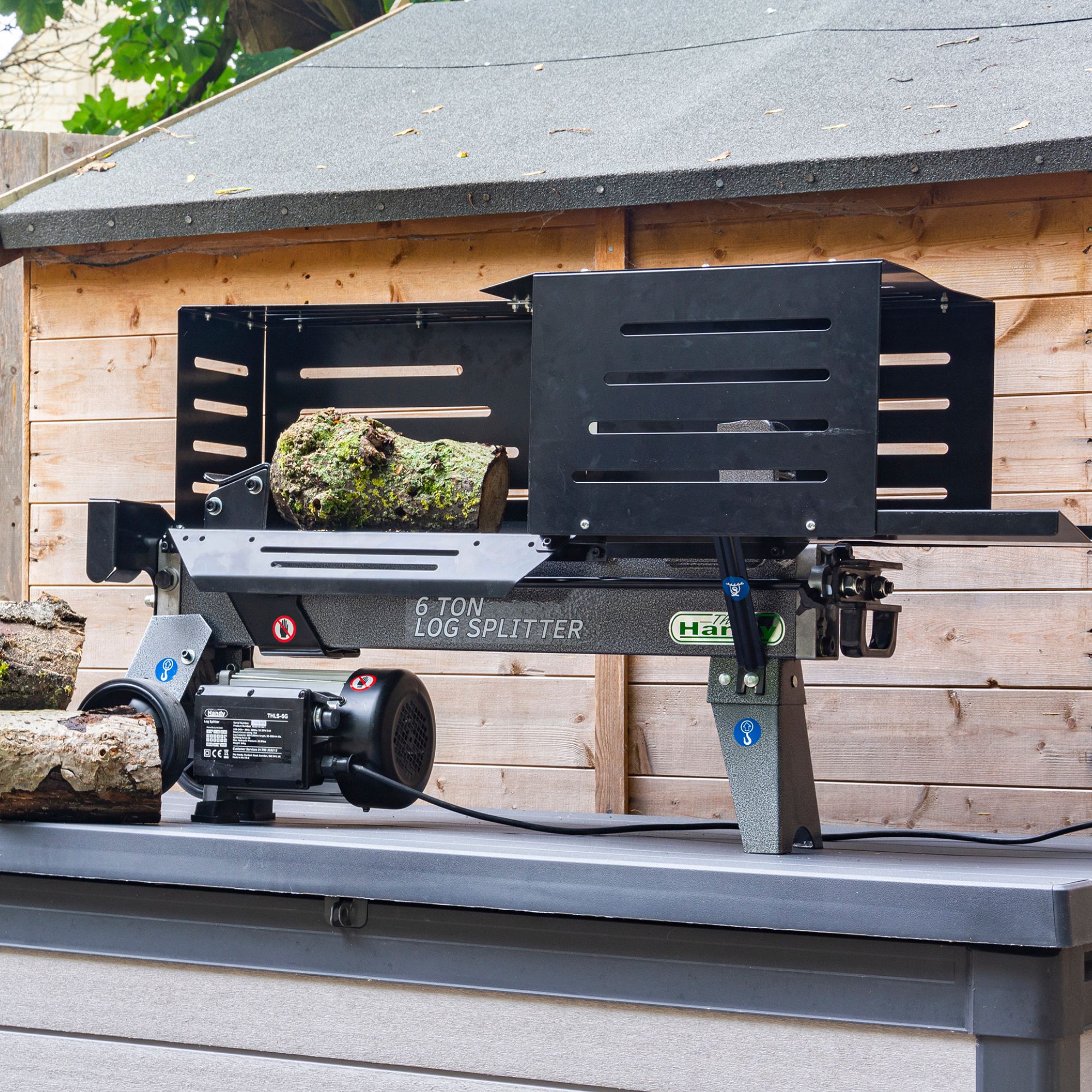 hlm4rfhh0ow.jpg - Mowers Online Log splitter with black frame and engine