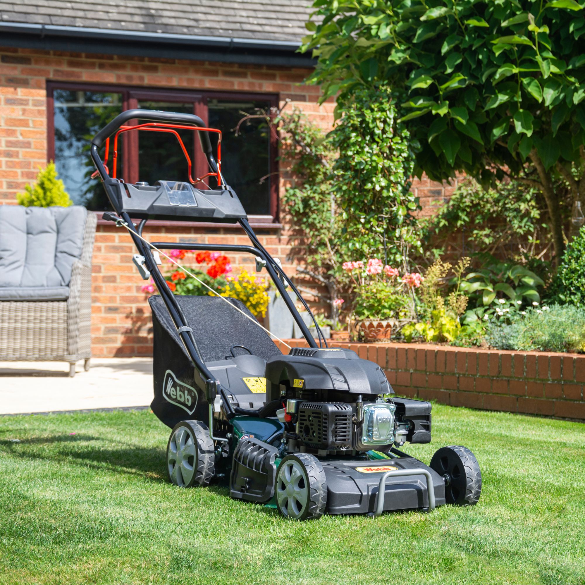 hsvxmeot5bu.jpg - Mowers Online Black self-propelled lawn mower on grass