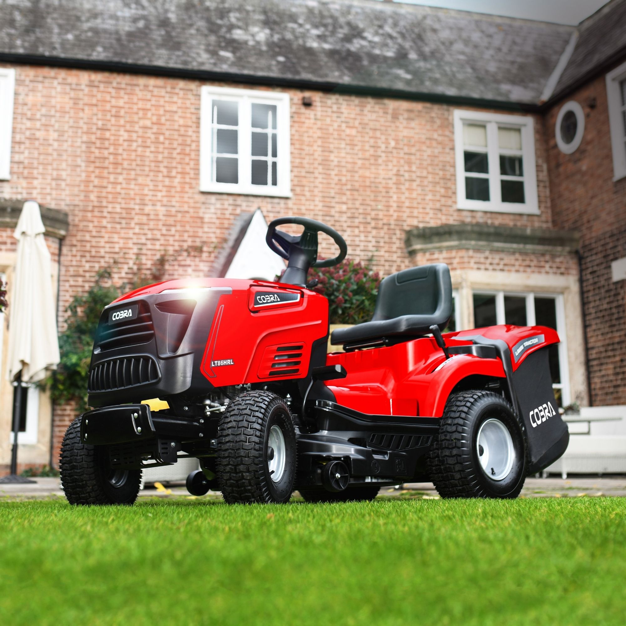 ijqxjjctqe2.jpg - Mowers Online Red ride-on lawn mower with trailer attachment