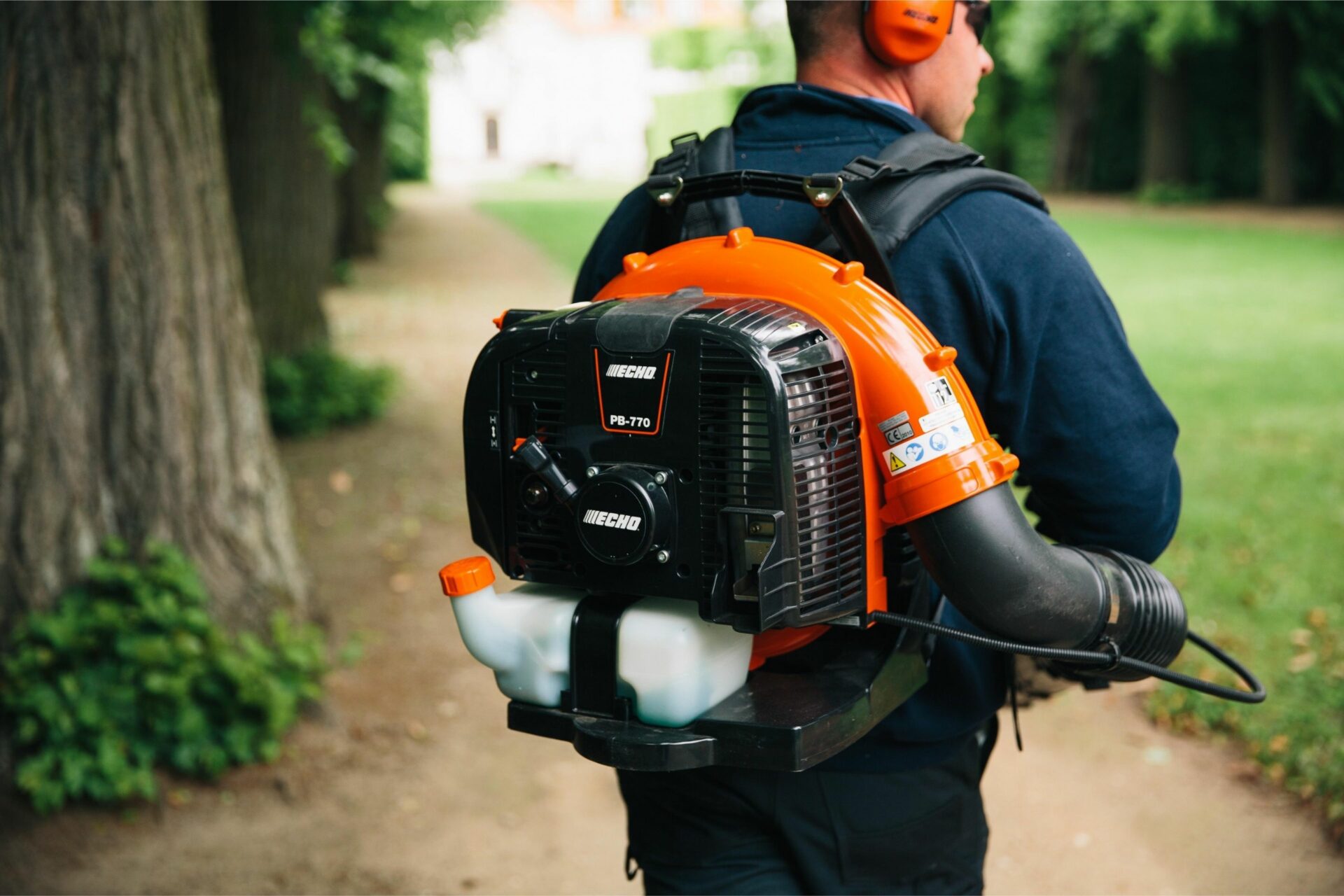 j25havw34j1.jpg - Mowers Online Man carrying backpack leaf blower over shoulder