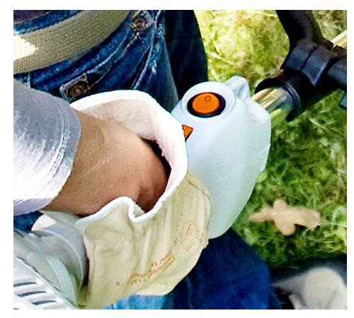 jb2kkw23eoa.jpg - Mowers Online Person holding white handheld garden sprayer