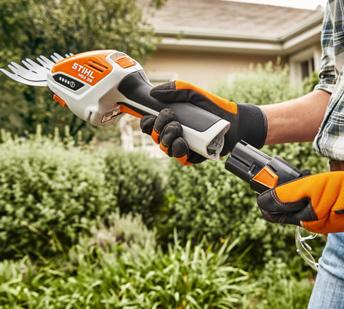 jli3oe1h5rd.jpg - Mowers Online Battery-powered hedge trimmer with orange accents