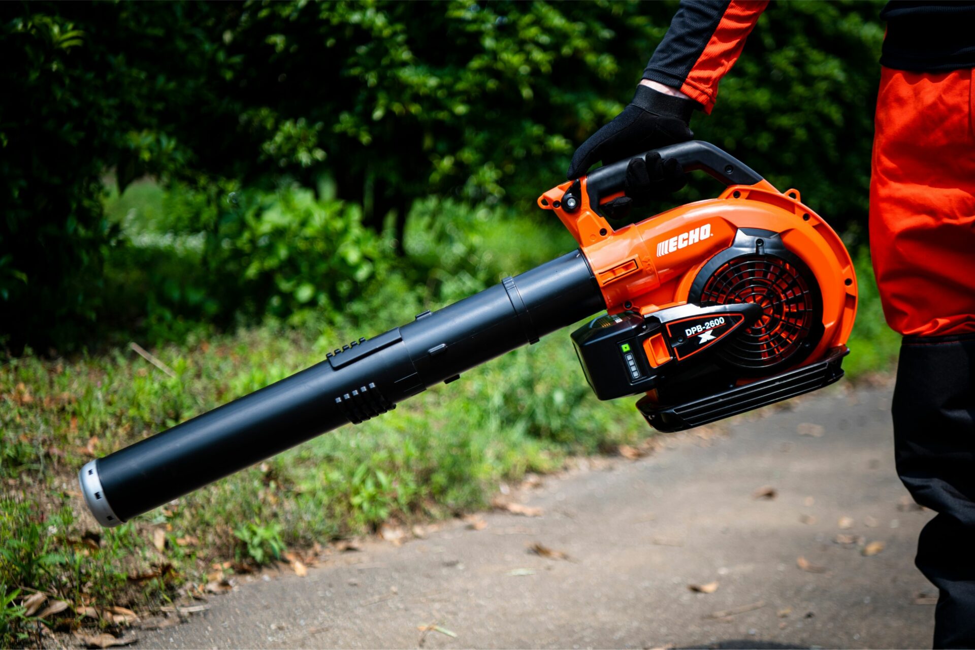 kfev5hb5frc.jpg - Mowers Online Cordless handheld leaf blower with battery pack