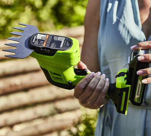 me243jgizeb.jpg - Mowers Online Cordless hedge trimmer with battery and charger
