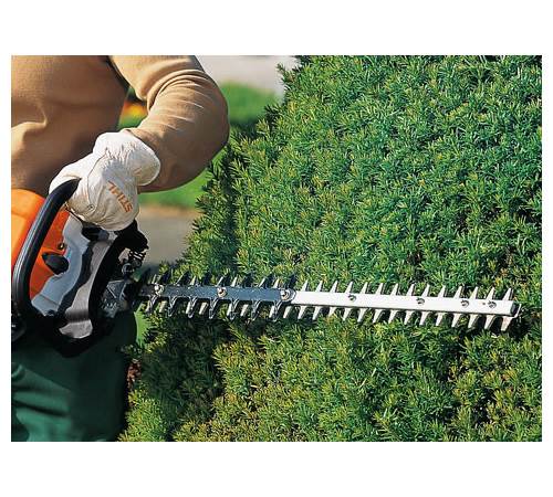 o4w4dnm1cqn.jpg - Mowers Online Hedge trimmer with dual blades being held