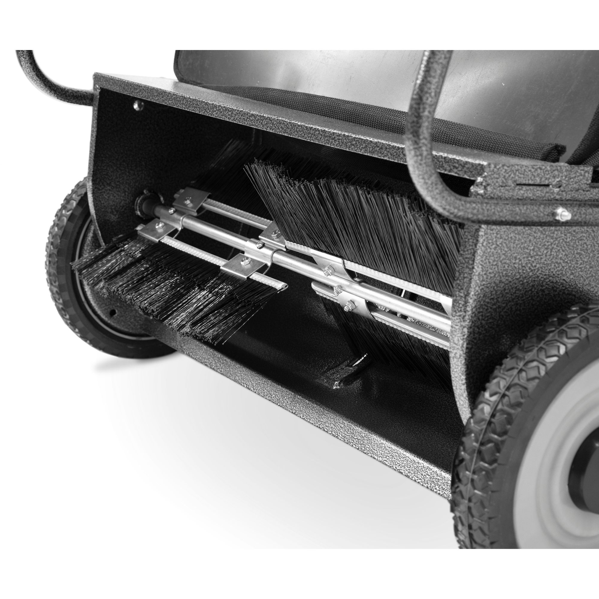 pnh1eifwovd.jpg - Mowers Online Charcoal grill with open firebox and brushes