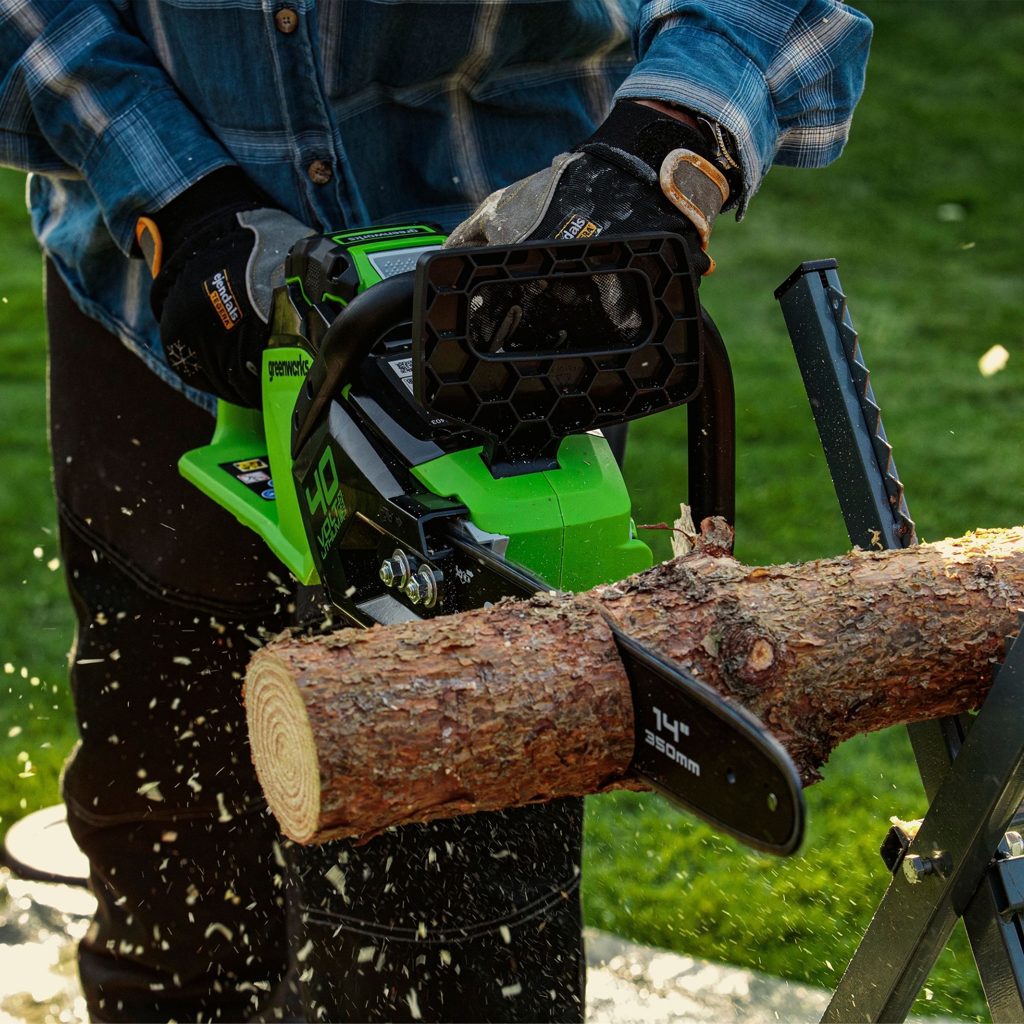 qdsccrzlxul.jpg - Mowers Online Person operating chainsaw on wood log