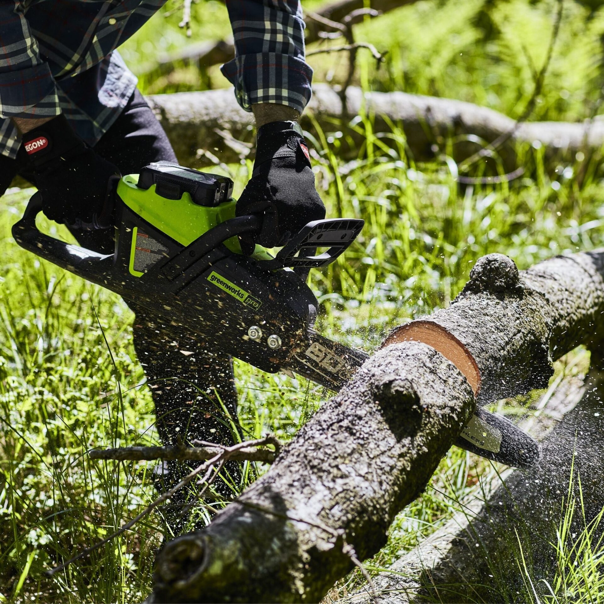 sqj2q5o5ohd.jpg - Mowers Online Chainsaw cutting through fallen log in grass