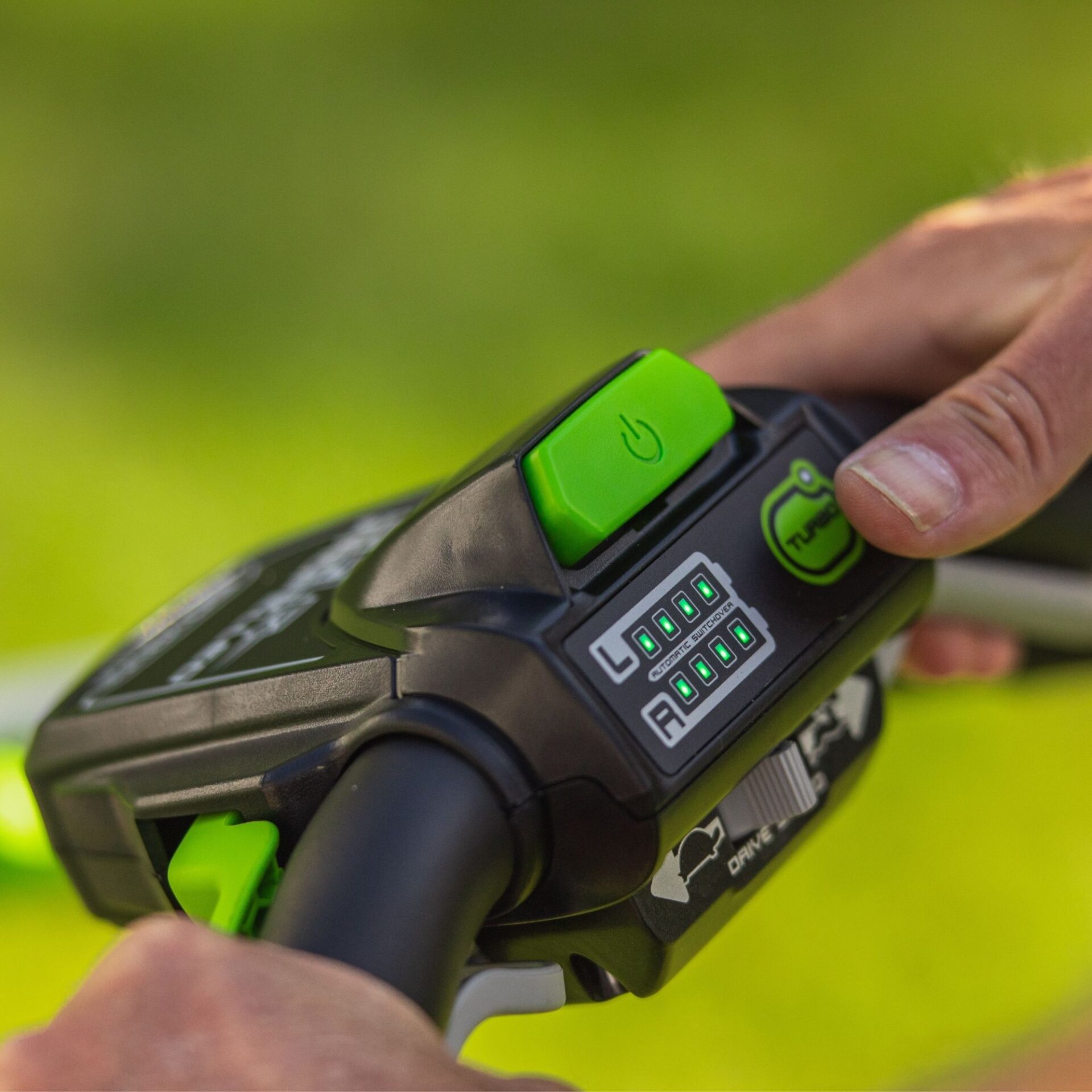 t2dt0dtklt5.jpg - Mowers Online Green and black handheld remote control device