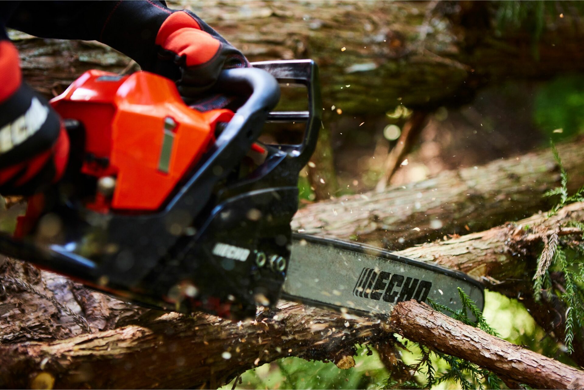 tgs2sq2k5jz.jpg - Mowers Online Chainsaw cutting through wooden log