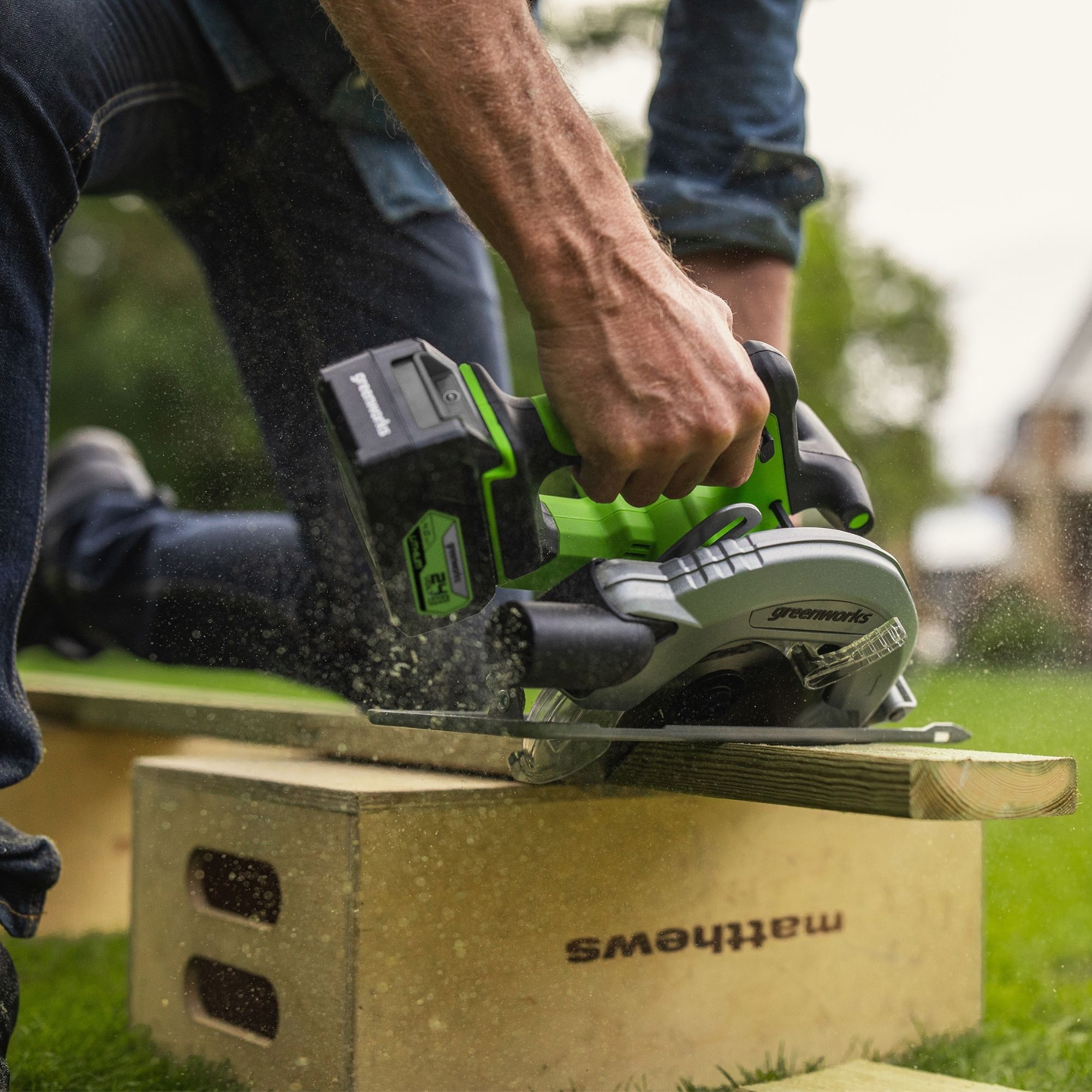 tmsthxnxwhm.jpg - Mowers Online Person using power saw on wooden box outdoors