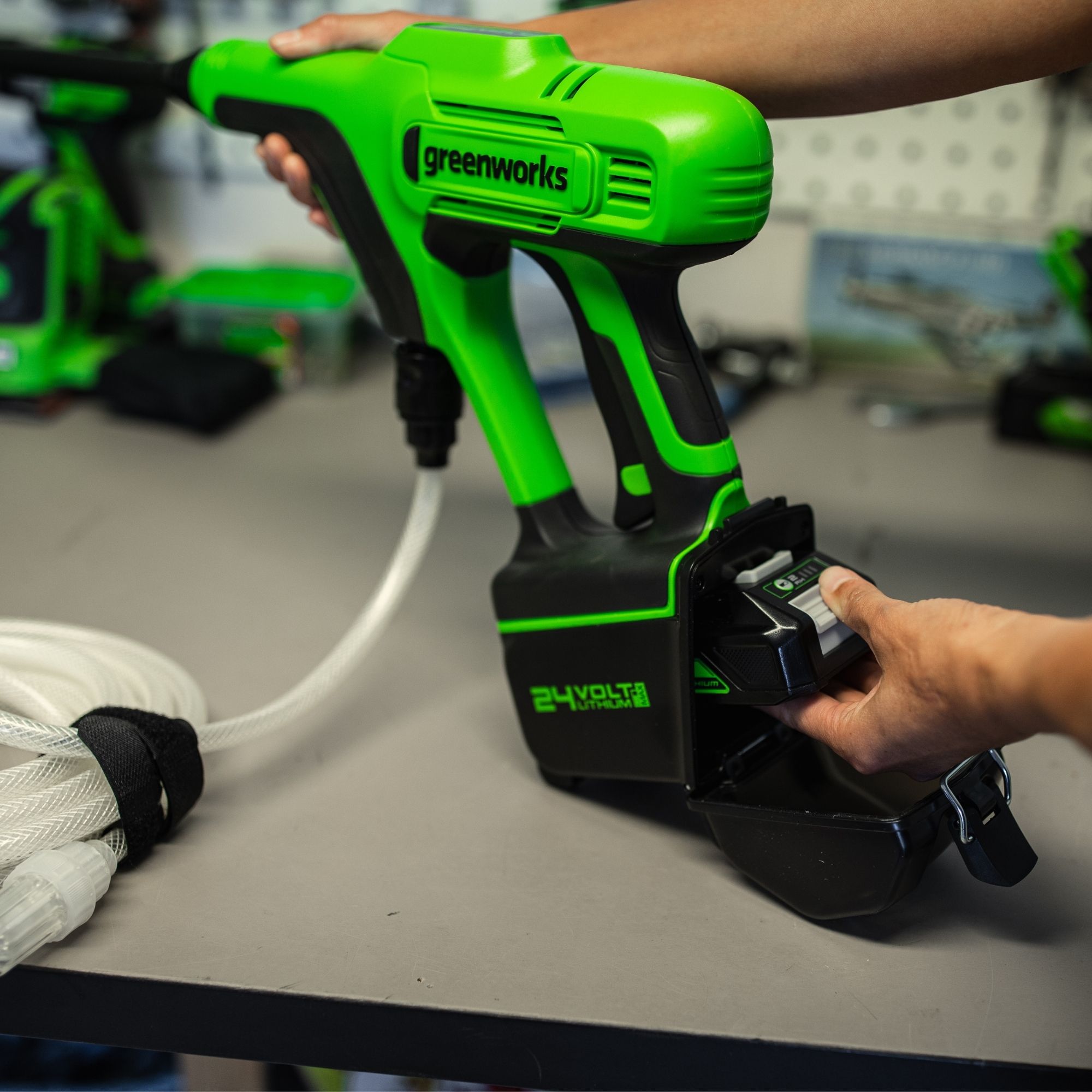 unzxbnaueo1.jpg - Mowers Online Greenworks electric paint sprayer with battery charger