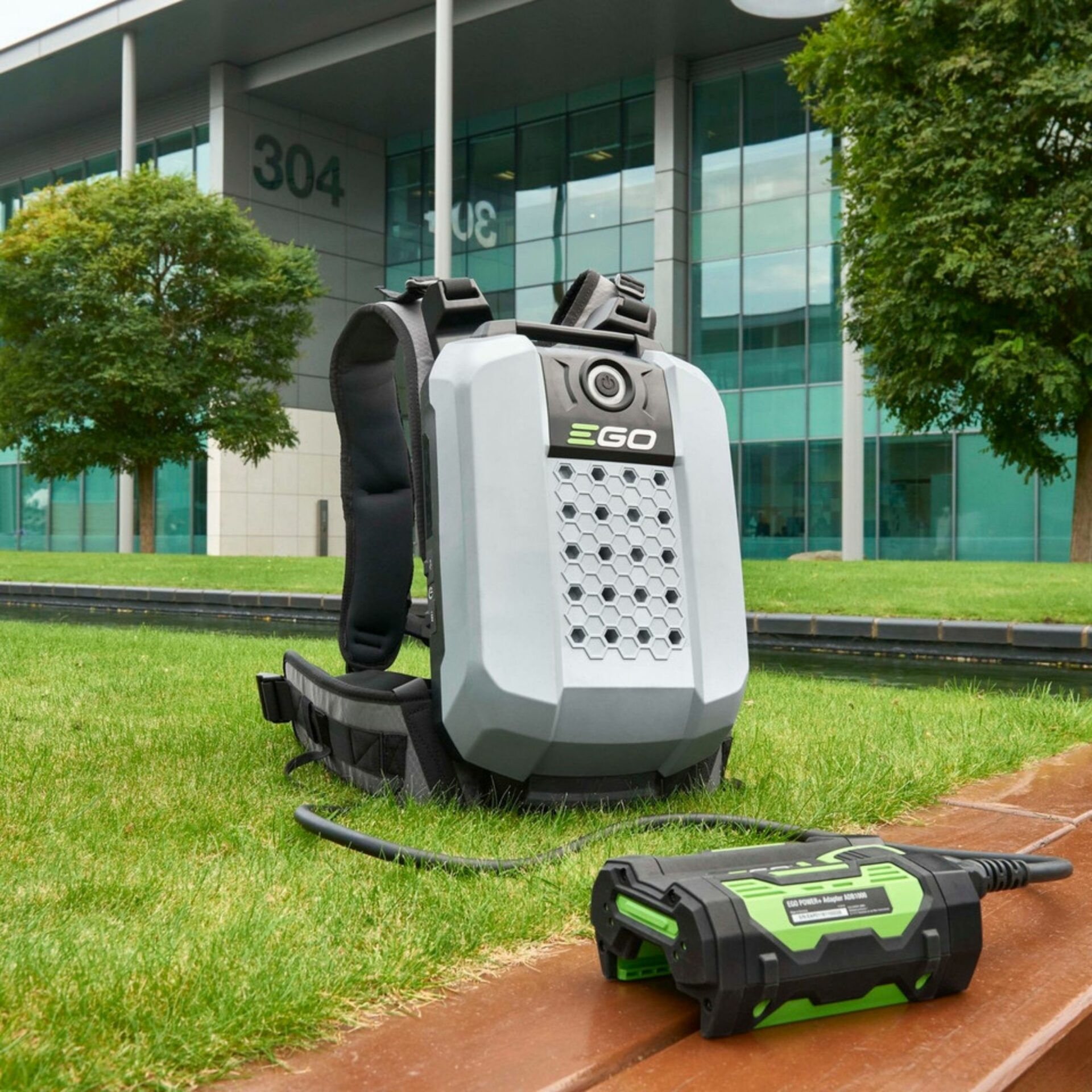 uxajj03x1fl.jpg - Mowers Online EGO backpack battery and lawn mower robot