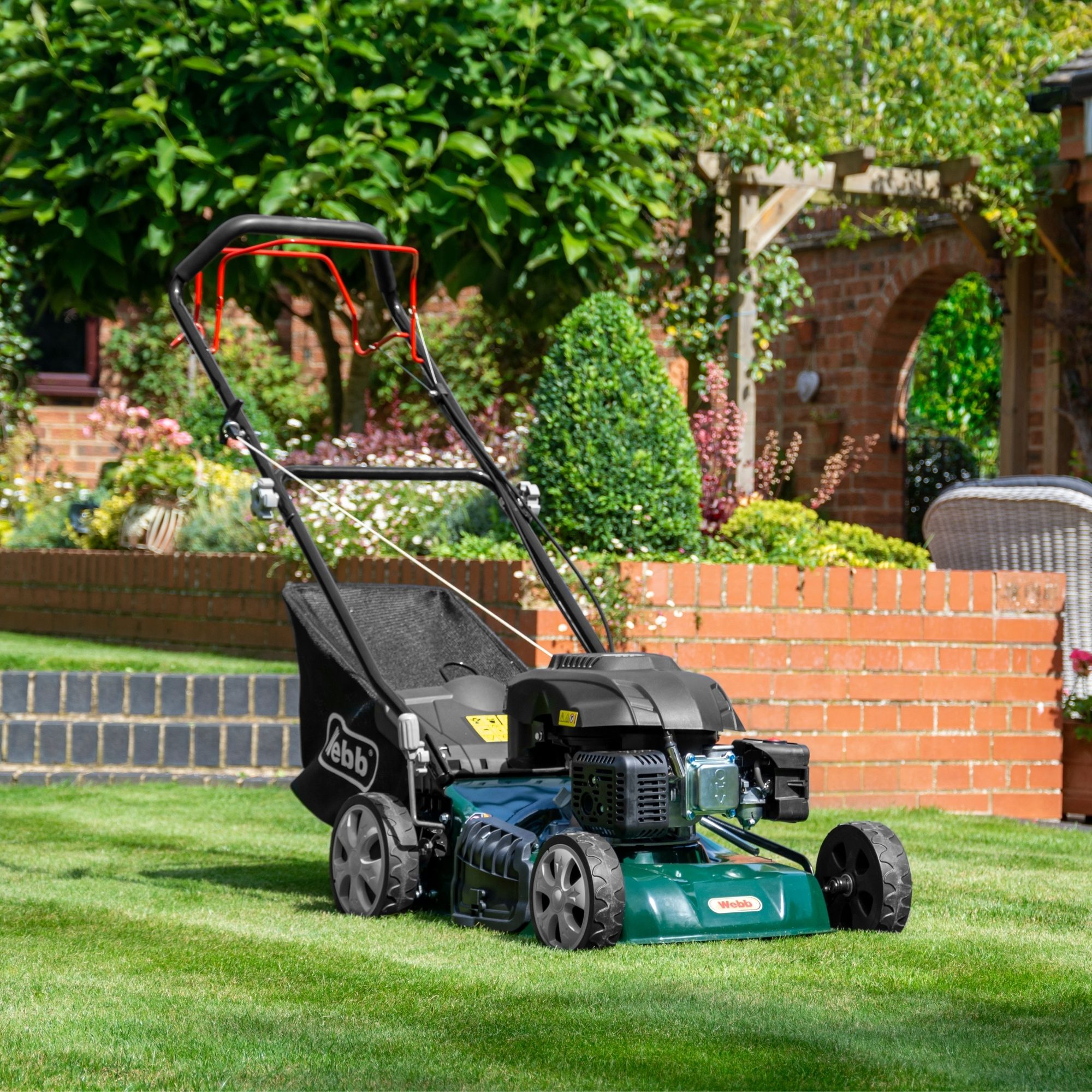 vfgbun42zke.jpg - Mowers Online Petrol-powered rotary lawn mower on grass