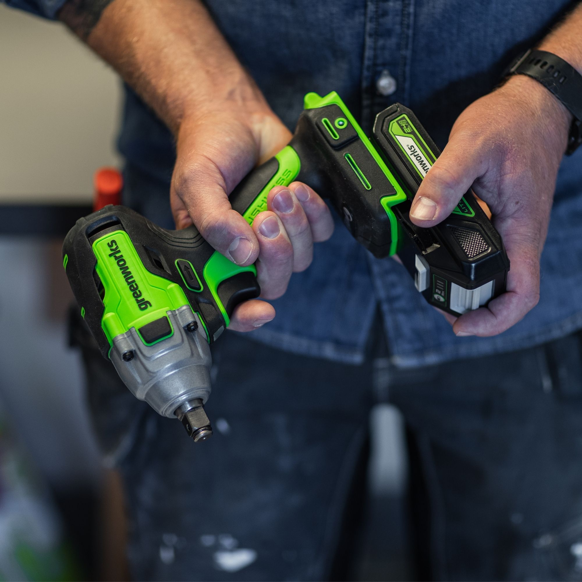 vwhpys0zjv2.jpg - Mowers Online Person holding two cordless impact drivers