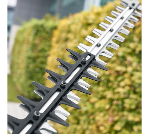xmb2cw22hwl.jpg - Mowers Online Hedge trimmer blade attachment close-up