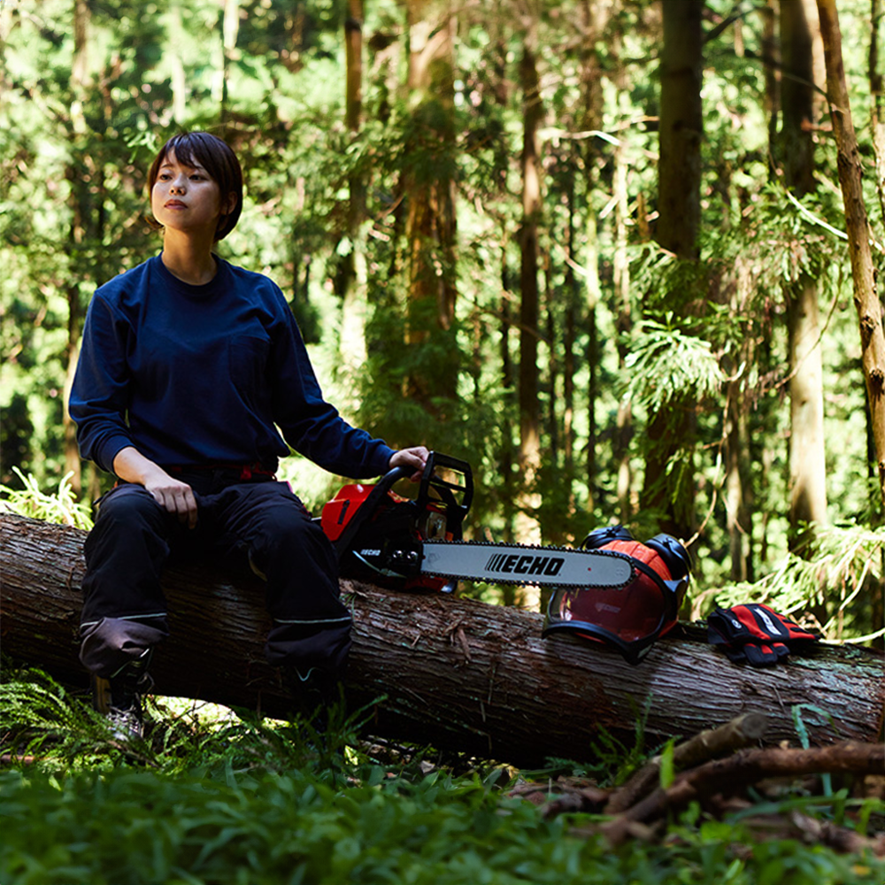 xp1wmpdfzo2.png - Mowers Online Woman sitting on log with chainsaw
